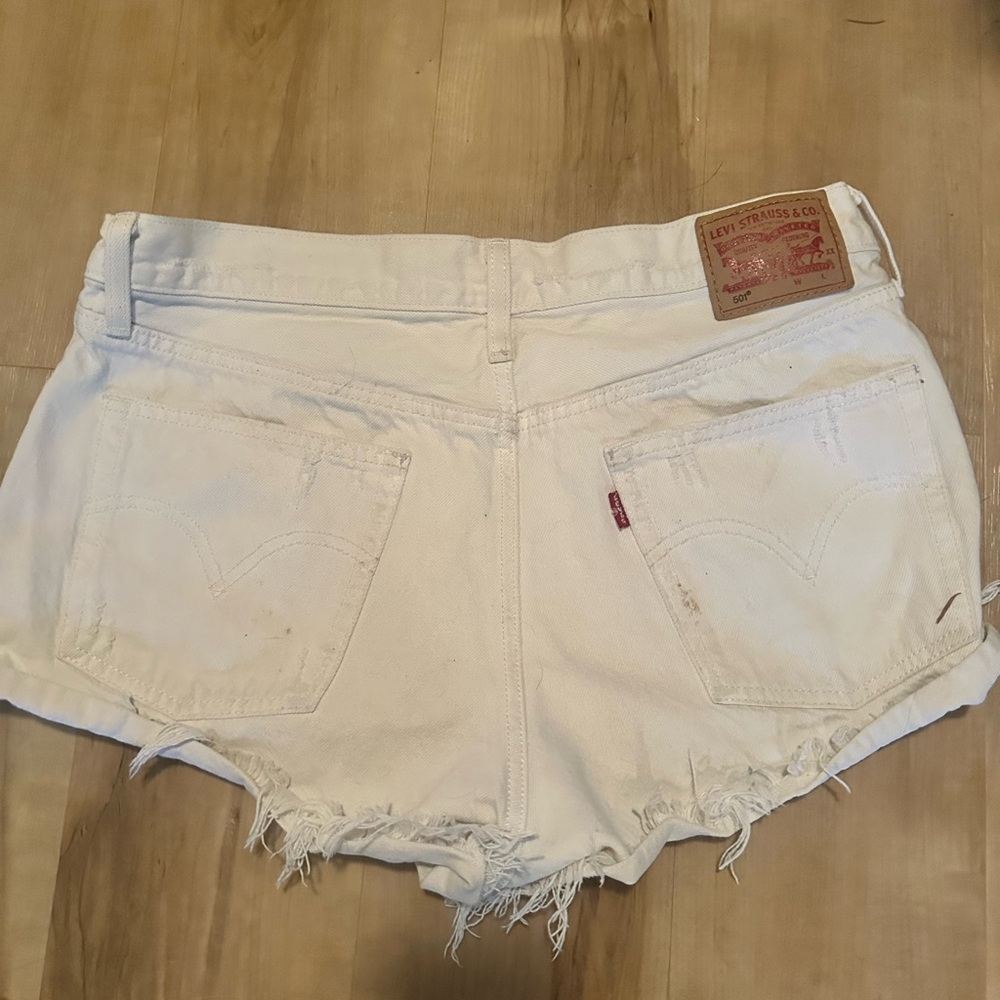 White Denim Levi’s Shorte